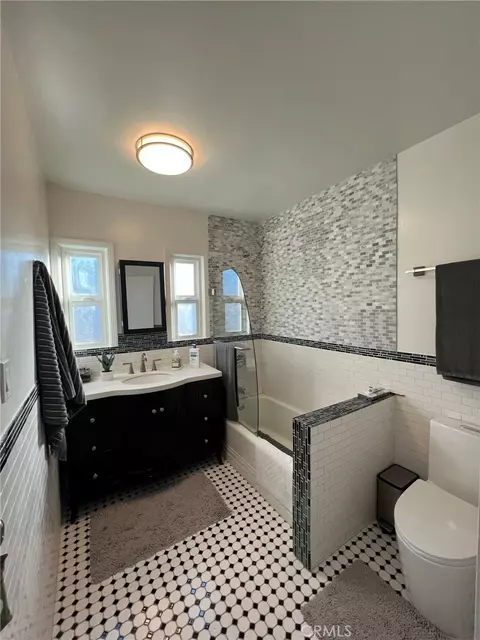 Bath - 4538 Tujunga Ave, Studio City, CA 91602 photo 2 of 2