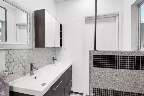 Bath - 15401 Saticoy St, Van Nuys, CA 91406 photo 7 of 7