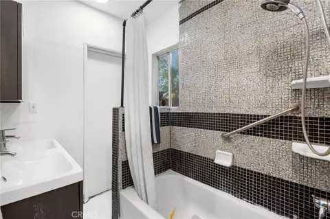 Bath - 15401 Saticoy St, Van Nuys, CA 91406 photo 6 of 7
