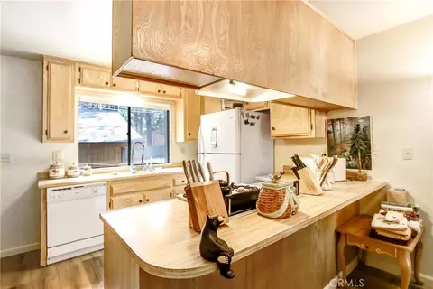 Kitchen - 657 Summit, Big Bear Lake, CA 92315 photo 1 of 2