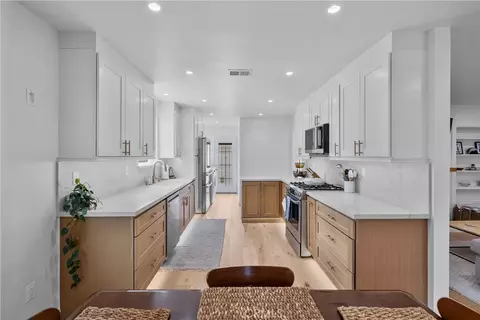 1006 E Ridgewood St, Long Beach, CA 90807 photo 4