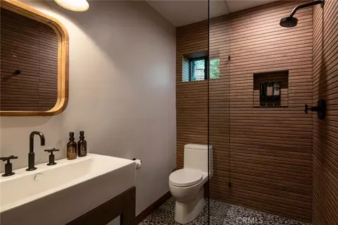 Bath - 240 Blue Lake Rd, Lake Arrowhead, CA 92352 photo 3 of 3