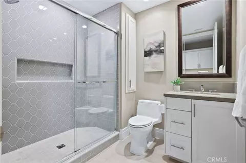 Bath - 154 Roscomare, Irvine, CA 92602 photo 2 of 6