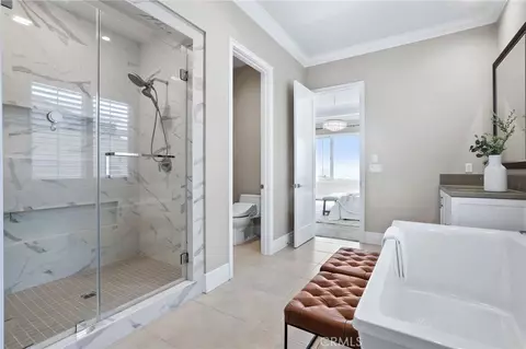 Bath - 154 Roscomare, Irvine, CA 92602 photo 4 of 6