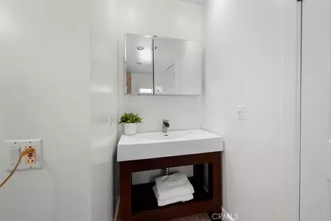 Bath - 816 Grandview, Fullerton, CA 92832 photo 4 of 4