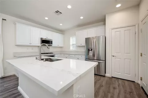 Kitchen - 46 Cactus Bloom, Irvine, CA 92618 photo 3 of 4
