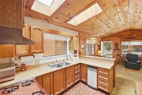 Kitchen - 513 Cedar Ln, Sugarloaf, CA 92386 photo 5 of 5