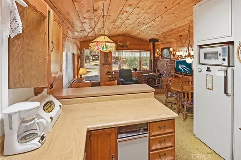 Kitchen - 513 Cedar Ln, Sugarloaf, CA 92386 photo 4 of 5
