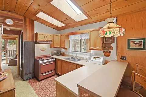 Kitchen - 513 Cedar Ln, Sugarloaf, CA 92386 photo 3 of 5