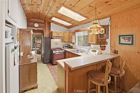 Kitchen - 513 Cedar Ln, Sugarloaf, CA 92386 photo 2 of 5