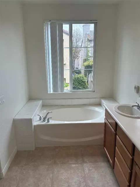 Bath - 65 Figtree, Irvine, CA 92603 photo 2 of 7