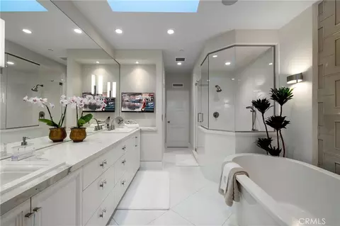 Bath - 5517 E Ocean, Long Beach, CA 90803 photo 4 of 5