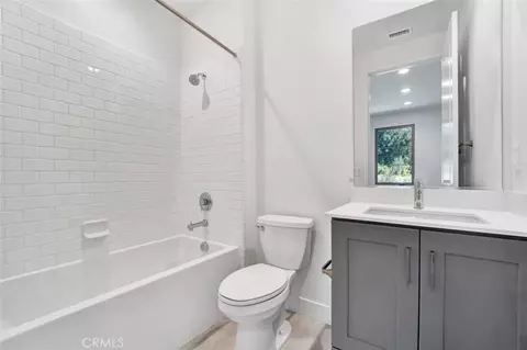 Bath - 100 Whisper Rock, Irvine, CA 92602 photo 3 of 5