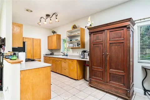 Kitchen - 16639 Fox Gln, Riverside, CA 92504 photo 3 of 4
