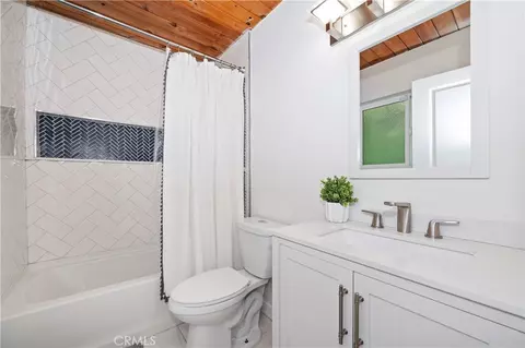 Bath - 24601 Geneva Dr, Crestline, CA 92325 photo 1 of 1