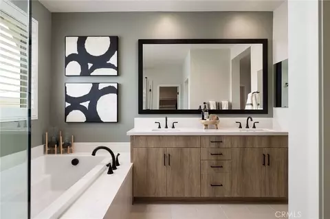 Bath - 4064 Saddle Dr, Palmdale, CA 93551 photo 2 of 2