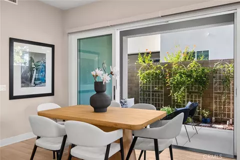 Dining - 157 Crossover, Irvine, CA 92618 photo 4 of 5