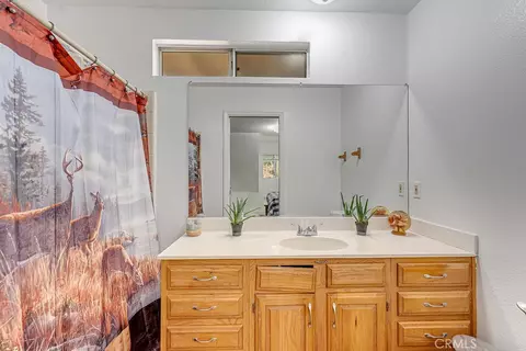 Bath - 318 Old Toll Rd, Lake Arrowhead, CA 92352 photo 1 of 4