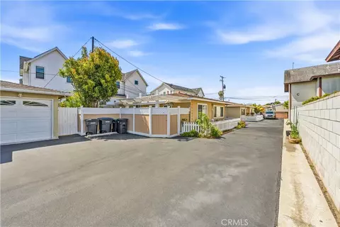 Exterior - 131 E 21st St, Costa Mesa, CA 92627 photo 5 of 7
