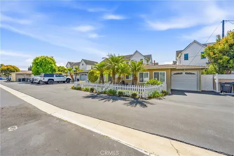 Exterior - 131 E 21st St, Costa Mesa, CA 92627 photo 4 of 7