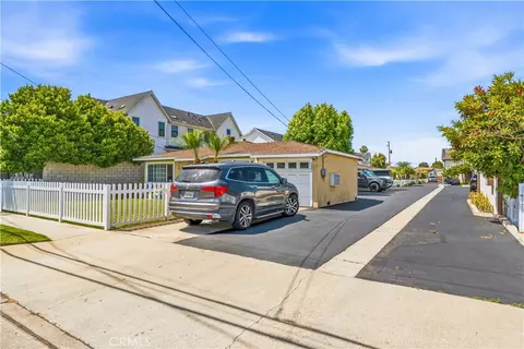 Exterior - 131 E 21st St, Costa Mesa, CA 92627 photo 2 of 7