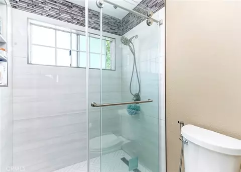 Bath - 2495 Paseo Circulo, Tustin, CA 92782 photo 3 of 3