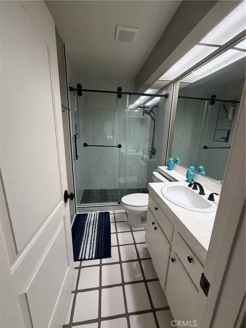Bath - 2495 Paseo Circulo, Tustin, CA 92782 photo 2 of 3