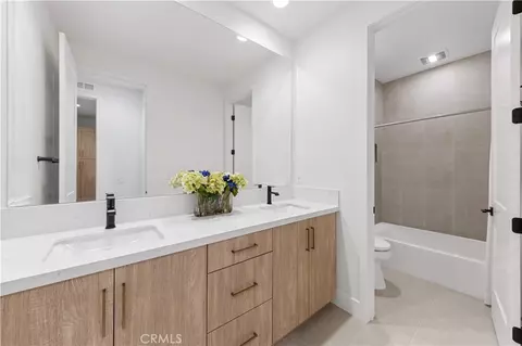 Bath - 149 Somera, Irvine, CA 92602 photo 5 of 6