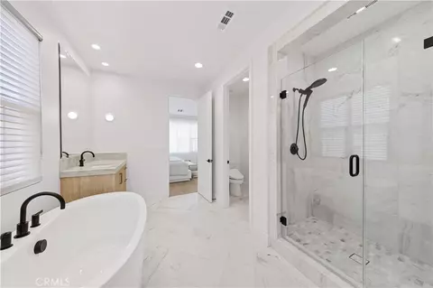 Bath - 149 Somera, Irvine, CA 92602 photo 4 of 6