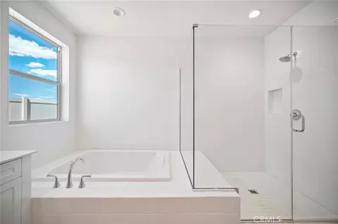 Bath - 4065 Saddle Dr, Palmdale, CA 93551 photo 3 of 3