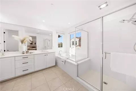 Bath - 217 Piazza, Irvine, CA 92602 photo 3 of 5