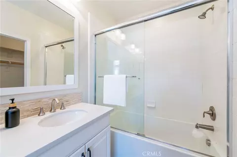 Bath - 68 Rose Arch, Irvine, CA 92620 photo 4 of 5