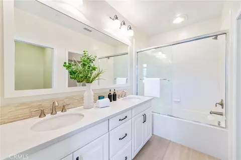 Bath - 68 Rose Arch, Irvine, CA 92620 photo 3 of 5