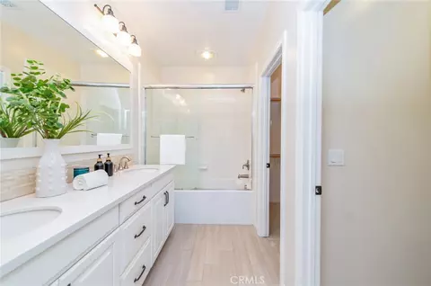Bath - 68 Rose Arch, Irvine, CA 92620 photo 2 of 5
