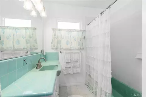 Bath - 1825 E 3rd St #4, Long Beach, CA 90802 photo 1 of 1