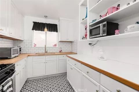 Kitchen - 1825 E 3rd St #4, Long Beach, CA 90802 photo 2 of 2
