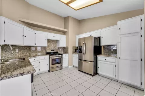 Kitchen - 18822 Westlawn St, Hesperia, CA 92345 photo 2 of 2