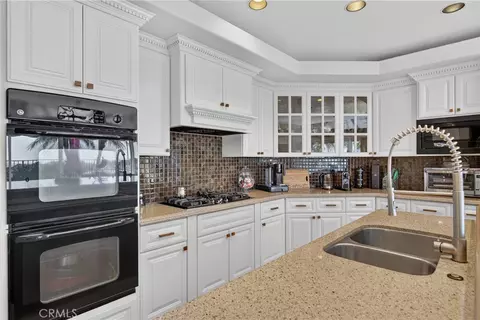 Kitchen - 4025 E Regency, Orange, CA 92867 photo 5 of 9