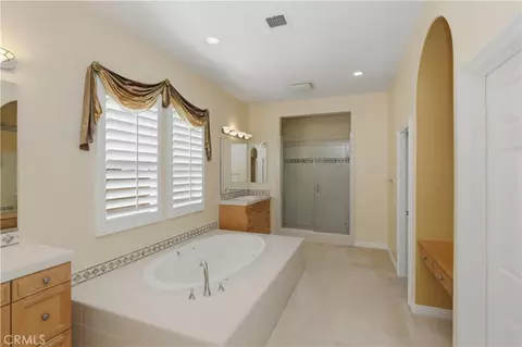 Bath - 16861 Ridge Cliff Dr, Riverside, CA 92503 photo 2 of 4