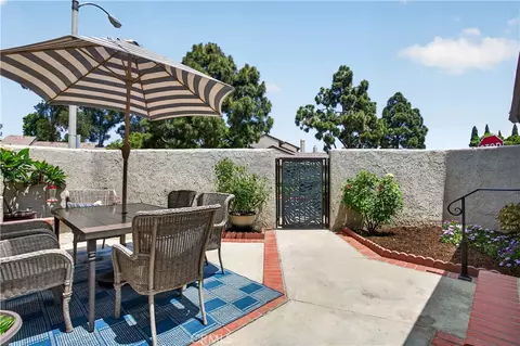 8488 Oakstone Cir, Huntington Beach, CA 92646