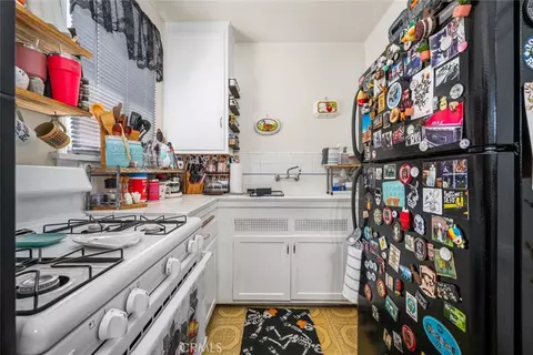 Kitchen - 5139 E Carson St, Long Beach, CA 90808 photo 3 of 7