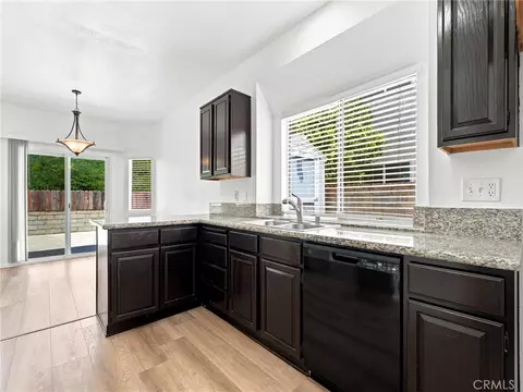 Kitchen - 28525 Sugar Pine Way, Santa Clarita, CA 91390 photo 2 of 3