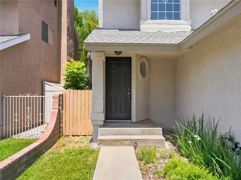 Exterior - 28525 Sugar Pine Way, Santa Clarita, CA 91390 photo 3 of 7