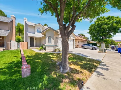 Exterior - 28525 Sugar Pine Way, Santa Clarita, CA 91390 photo 2 of 7