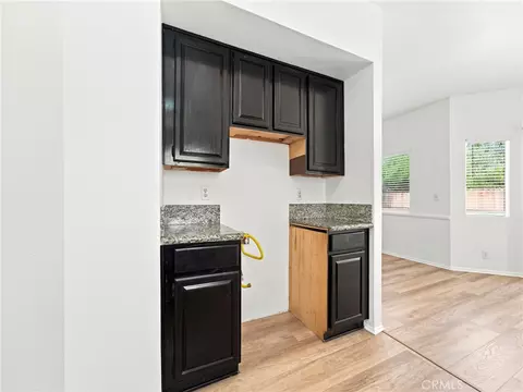 Kitchen - 28525 Sugar Pine Way, Santa Clarita, CA 91390 photo 3 of 3