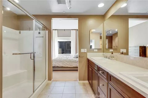 Bath - 507 Rockefeller, Irvine, CA 92612 photo 4 of 5