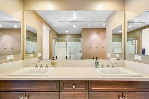 Bath - 507 Rockefeller, Irvine, CA 92612 photo 3 of 5