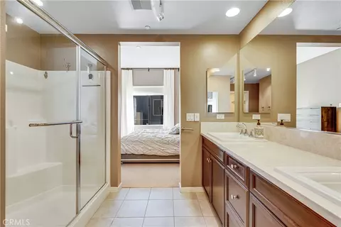 Bath - 507 Rockefeller, Irvine, CA 92612 photo 2 of 5
