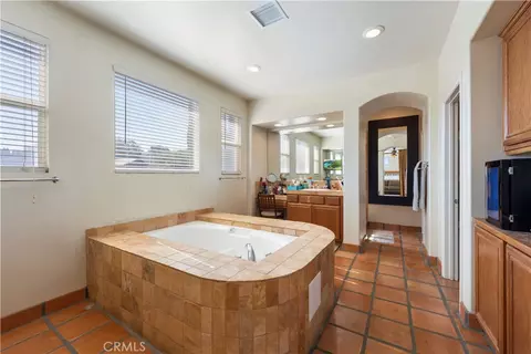 Bath - 505 Acacia Ct, Redlands, CA 92373 photo 1 of 5