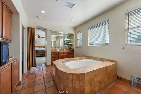 Bath - 505 Acacia Ct, Redlands, CA 92373 photo 2 of 5